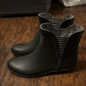 London Fog Black Ankle Boots with Patterned Lining